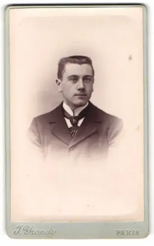 Fotografie J. Yrondy, Paris, Boulevard Gouvion St Cyr 99, Porträt eines jungen Mannes