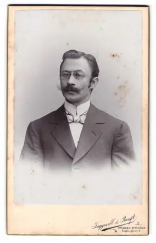 Fotografie Taggesell & Ranft, Dresden-Striesen, Augsburger Strasse 9, Porträt eines Mannes mit Brille