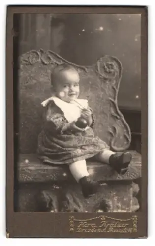 Fotografie Hermann Krätzer, Dresden, Rosenstr. 48, Kind auf verziertem Stuhl