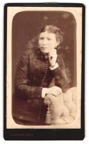 Fotografie A. Godard, Granville, Rue des Moulins 61, Frau nachdenklich auf Stuhl gelehnt