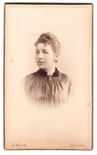 Fotografie A. Witz, Rouen, Place des Carmes 46, Porträt einer Frau