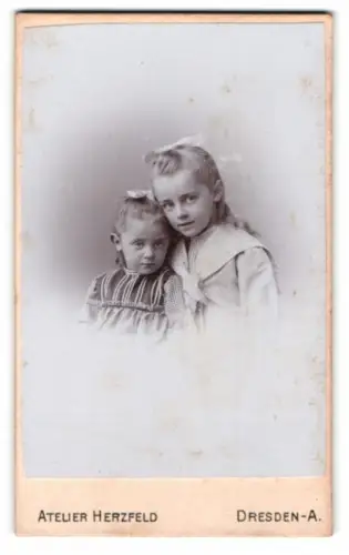 Fotografie Atelier Herzfeld, Dresden-A., Altmarkt, Zwei Geschwister in liebevoller Umarmung