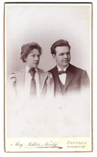 Fotografie Aug. Adler Nachf., Dresden, Victoriastr. 22, Paar im Atelier