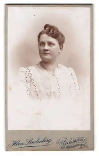 Fotografie Herm. Lindenberg, Dresden, Waisenhausstr. 24, Porträt einer Frau