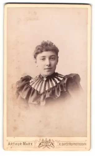 Fotografie Arthur Marx, München, Residenzstrasse 12, Porträt einer jungen Frau in elegantem Kleid