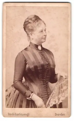 Fotografie Teich-Hanfstaengl, Dresden, Dame im taillierten Kleid