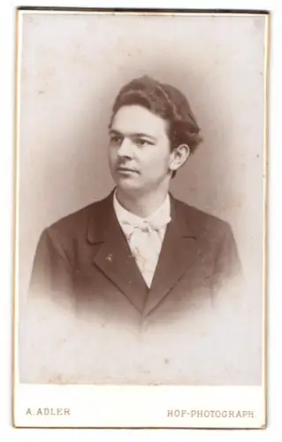 Fotografie A. Adler, Dresden, Victoriastrasse 22, Porträt eines jungen Mannes