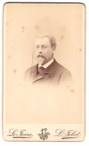 Fotografie Le Jeune, Paris, Rue St. Honoré 350, Porträt eines älteren Mannes mit Brille