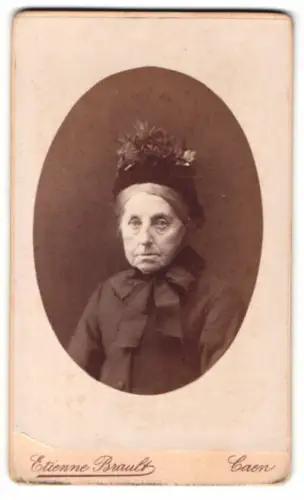 Fotografie Étienne Brault, Caen, Rue St Jean 26, Porträt einer älteren Dame