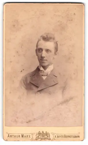 Fotografie Arthur Marx, München, Residenzstrasse 12, Porträt eines jungen Mannes