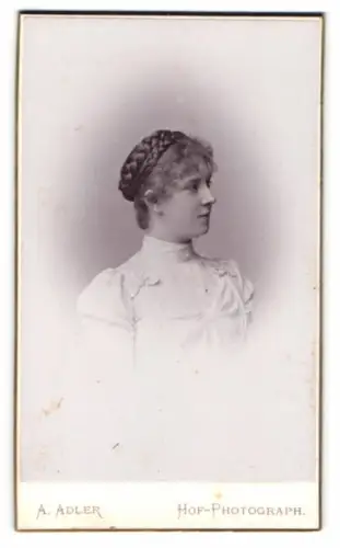 Fotografie Aug. Adler, Dresden, Victoriastrasse 21, Profilansicht einer jungen Dame