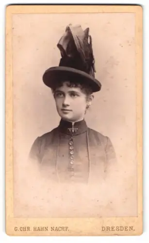 Fotografie G. Chr. Hahn Nachf., Dresden, Waisenhaus-Str. 34, Porträt einer Dame mit Hut