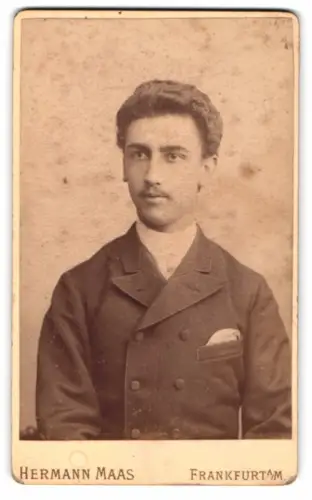Fotografie Hermann Maas, Frankfurt am Main, Brönnerstrasse 26, Porträt eines jungen Mannes