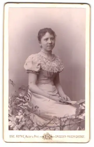 Fotografie Oscar Rothe, Dresden, Schäferstrasse 17, Junge Frau mit elegantem Spitzenkleid