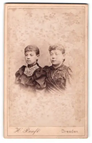 Fotografie H. Ranft, Dresden, Marienstrasse 12, Porträt zweier junger Damen