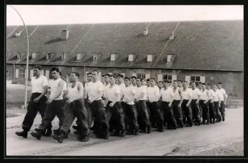 AK Augsburg, Soldaten der 11. US-Luftlandedivision auf dem Marsch auf Kasernengelände