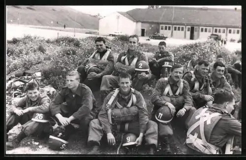 AK Augsburg, Soldaten der 11. US-Luftlandedivision in Sprungausrüstung während Übungspause