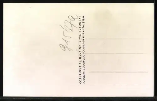 AK Augsburg, Soldaten der 11. US-Luftlandedivision mit Stahlhelmen angetreten zum Appell