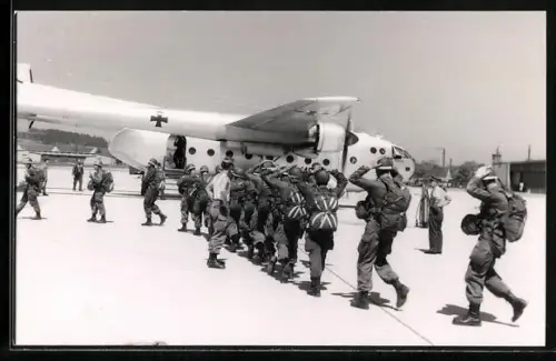 AK Augsburg, Soldaten der 11. US-Luftlandedivision mit Sprungausrüstung vor Flugzeug