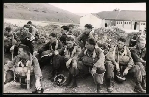 AK Augsburg, Soldaten der 11. US-Luftlandedivision in Sprunguniform während Übungspause