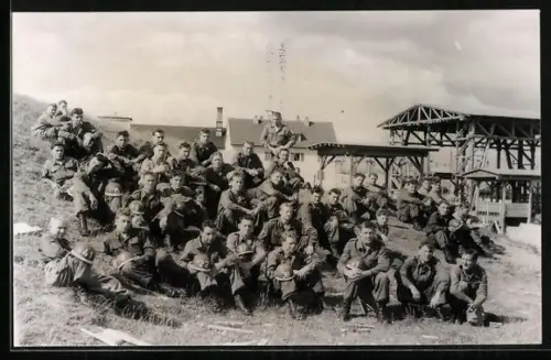 AK Augsburg, Soldaten der 11. US-Luftlandedivision in Uniform mit Stahlhelmen