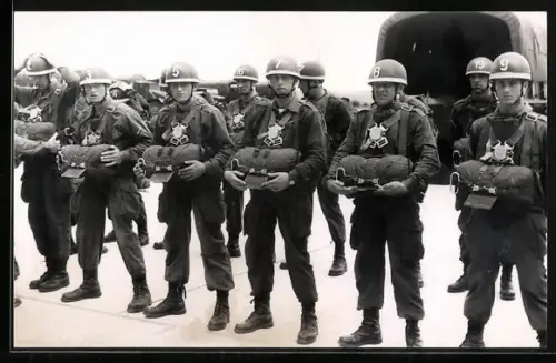 AK Augsburg, Soldaten der 11. US-Luftlandedivision mit Sprungausrüstung und Stahlhelmen