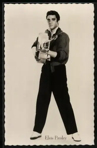 AK Musiker Elvis Presley posiert mit Gitarre