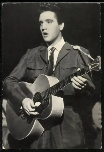 AK Musiker Elvis Presley bei einem Konzert