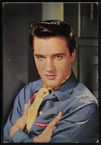 AK Musiker u. Schauspieler Elvis Presley im Hemd mit verschränkten Armen