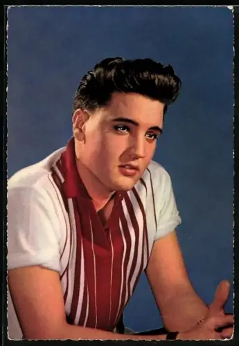 AK Musiker Elvis Presley mit den Armen auf den Beinen