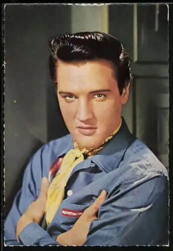 AK Musiker u. Schauspieler Elvis Presley im Hemd mit verschränkten Armen