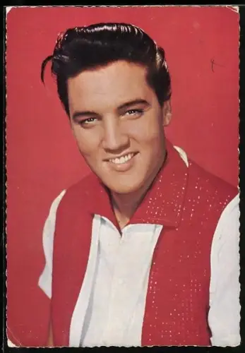 AK Musiker Elvis Presley in Hemd mit rotem Kragen und roter Weste