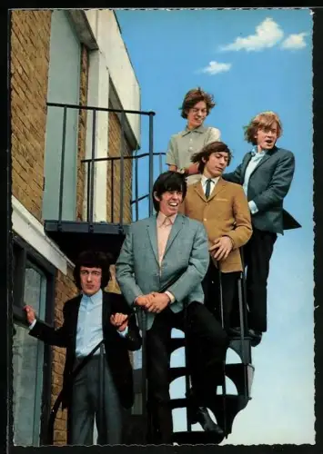 AK Musiker der Band The Rolling Stones posieren auf einer Treppe