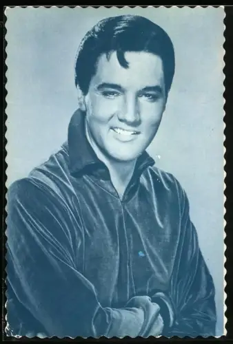 AK Musiker Elvis Presley mit keckem Lächeln