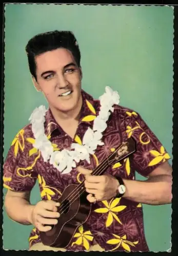 AK Musiker Elvis Presley mit Ukulele, Hawaiihemd und Blumenkranz