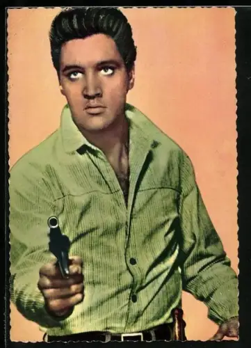 AK Musiker Elvis Presley mit einer Pistole