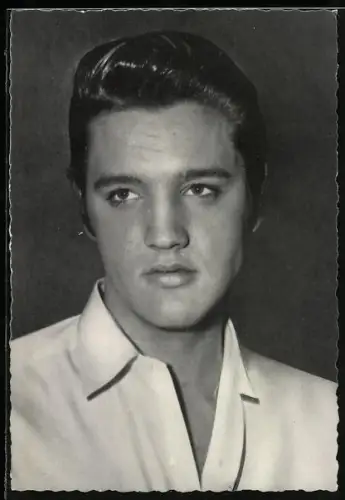 AK Musiker Elvis Presley blickt an der Kamera vorbei