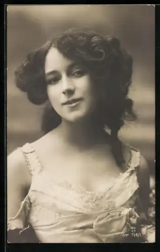 Foto-AK GG Co. Nr. 706/1: Porträt einer jungen Dame