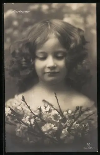 Foto-AK GG Co. Nr. 424/4: Junges Mädchen mit Blumenstrauss