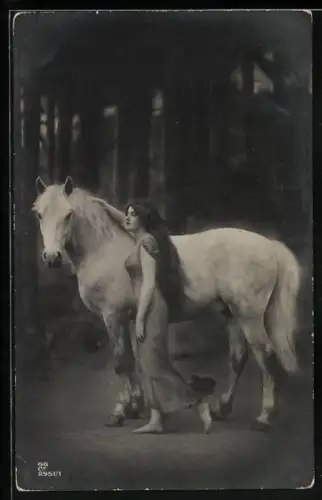 AK Junge Frau mit Schimmel im Wald
