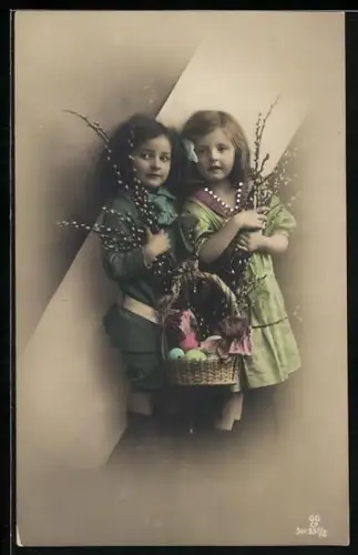 Foto-AK GG Co. Nr. 931/2: Zwei Kinder mit Weidekätzchen und Korb voller Ostereier