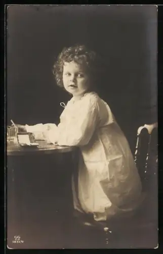 Foto-AK GG Co. Nr. 1831/4: Kleinkind im Nachthemd an einem Tisch mit Zigaretten