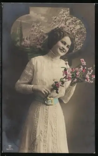 Foto-AK GG Co. Nr. 1427/2: Junge Dame in weissem Kleid mit Blumenstrauss