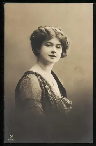 Foto-AK GG Co. Nr. 1372/5: Porträt einer jungen Dame