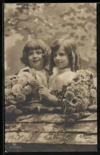 Foto-AK GG Co. Nr. 502/5: Zwei junge Kinder mit Blumensträussen