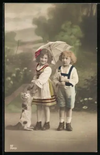 Foto-AK GG Co. Nr. 2477/1: Zwei Kinder mit Schirm und Katze im Atelier