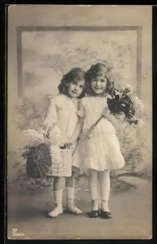 Foto-AK GG Co. Nr. 2887/3: Zwei Mädchen in sommerlichen Kleidern mit Blumen