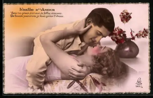 Foto-AK Leo, Paris NR 5831 /5: Ivresse d`Amour, Liebespaar liegt umschlungen auf dem Bett