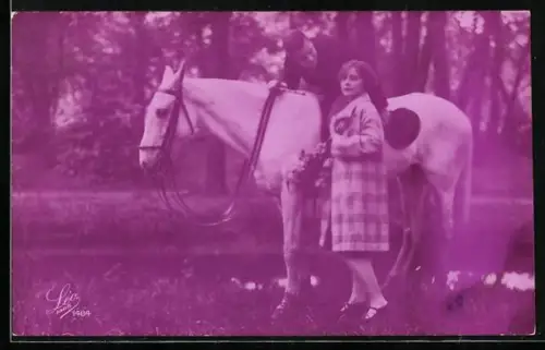 Foto-AK Leo, Paris Nr. 1484: Junger Herr und Dame mit einem weissen Pferd
