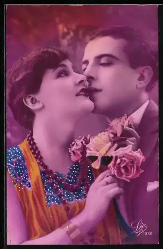 Foto-AK Leo, Paris Nr. 1312: Junger Mann liebkost junge Frau